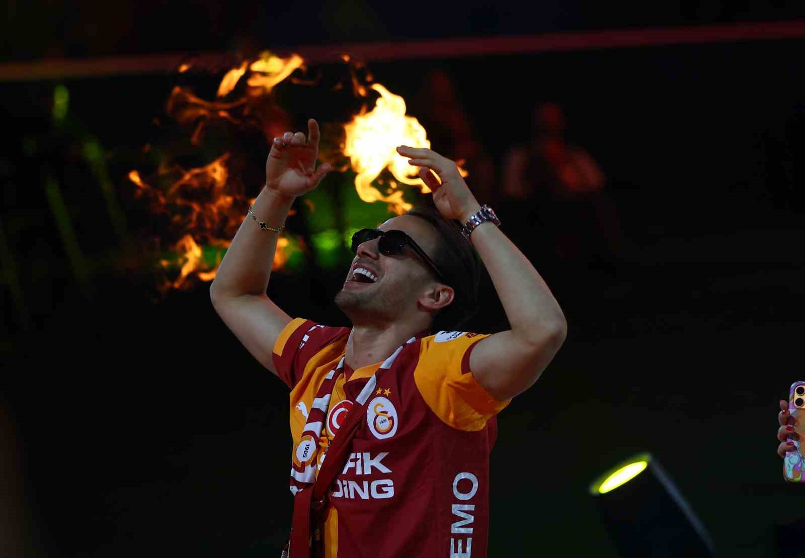 Şampiyon Galatasaray kupasını aldı 15 sampiyon galatasaray kupasini aldi 11 3EA8wn7W