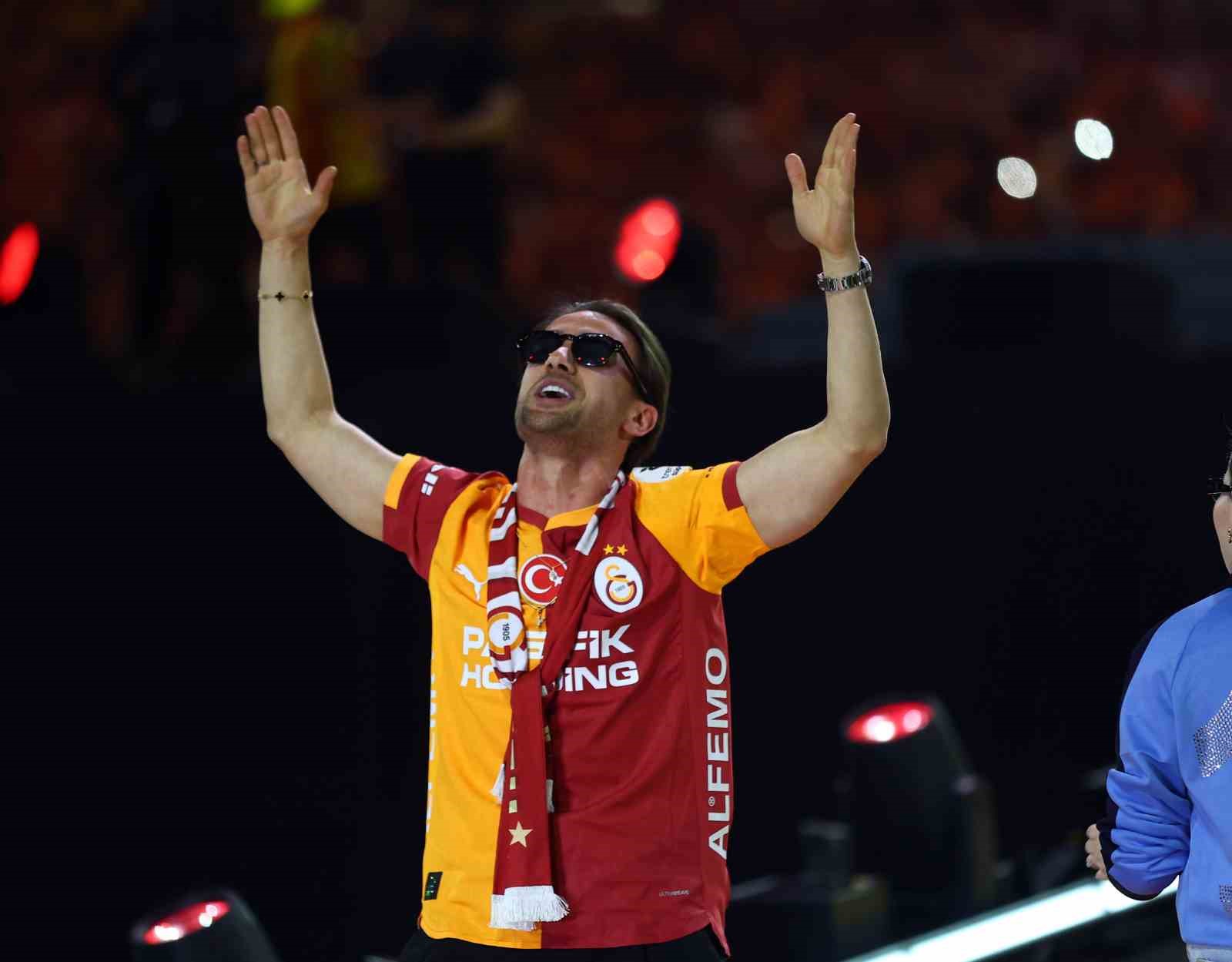 Şampiyon Galatasaray kupasını aldı 16 sampiyon galatasaray kupasini aldi 12 rgSPC1by