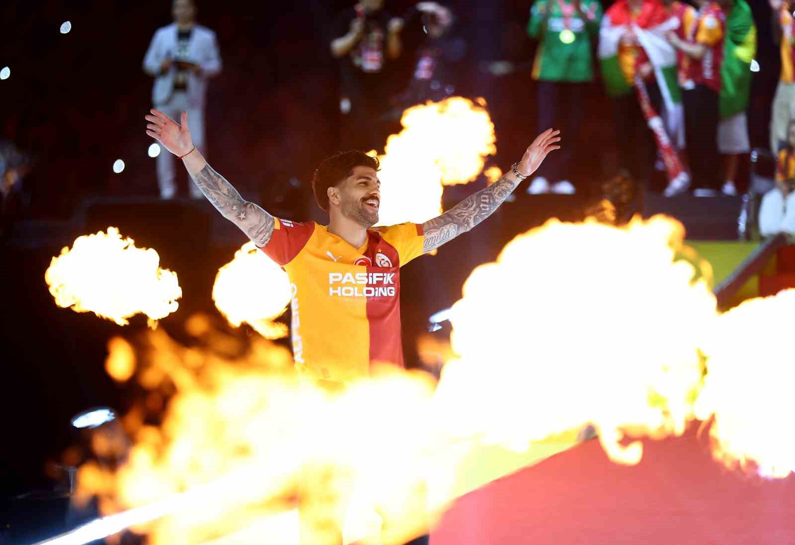 Şampiyon Galatasaray kupasını aldı 20 sampiyon galatasaray kupasini aldi 16 pnp9qO2h