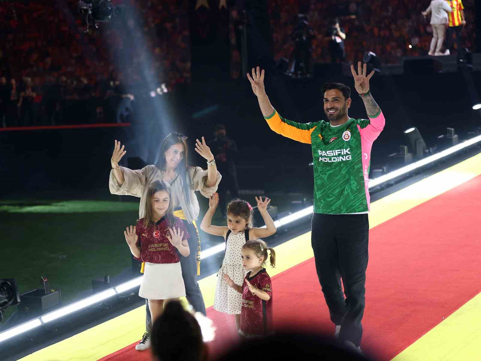 Şampiyon Galatasaray kupasını aldı 22 sampiyon galatasaray kupasini aldi 18 Jmvl6kK7
