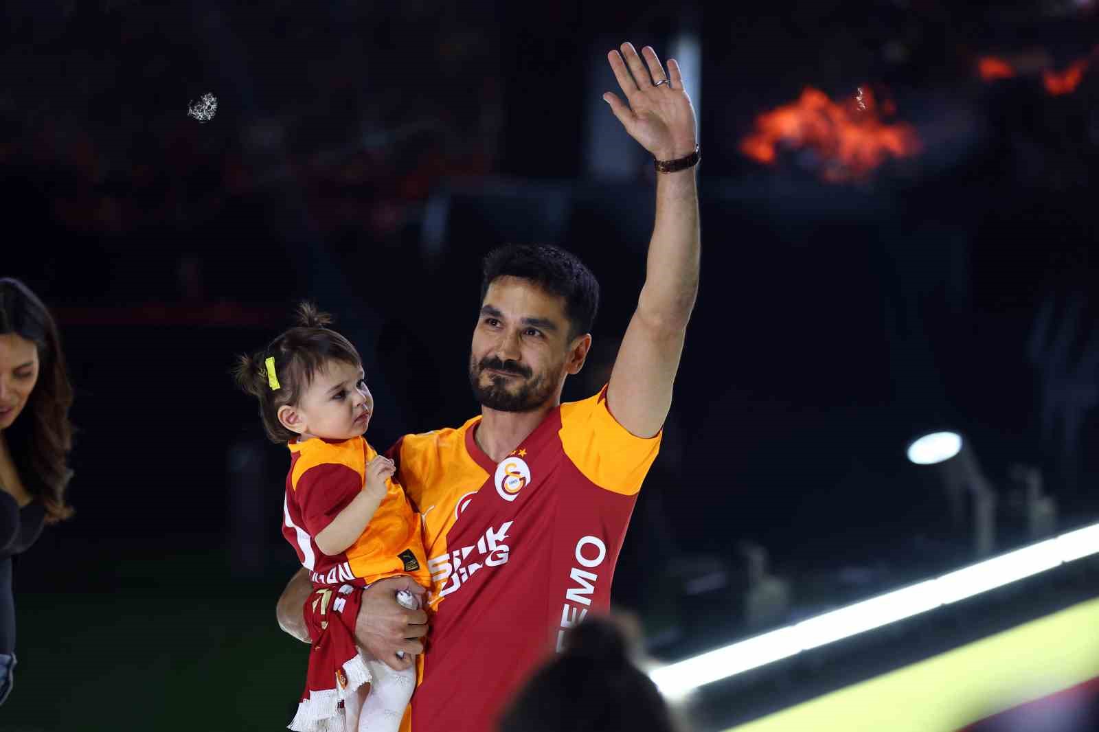 Şampiyon Galatasaray kupasını aldı 23 sampiyon galatasaray kupasini aldi 19 ayMQZBjJ