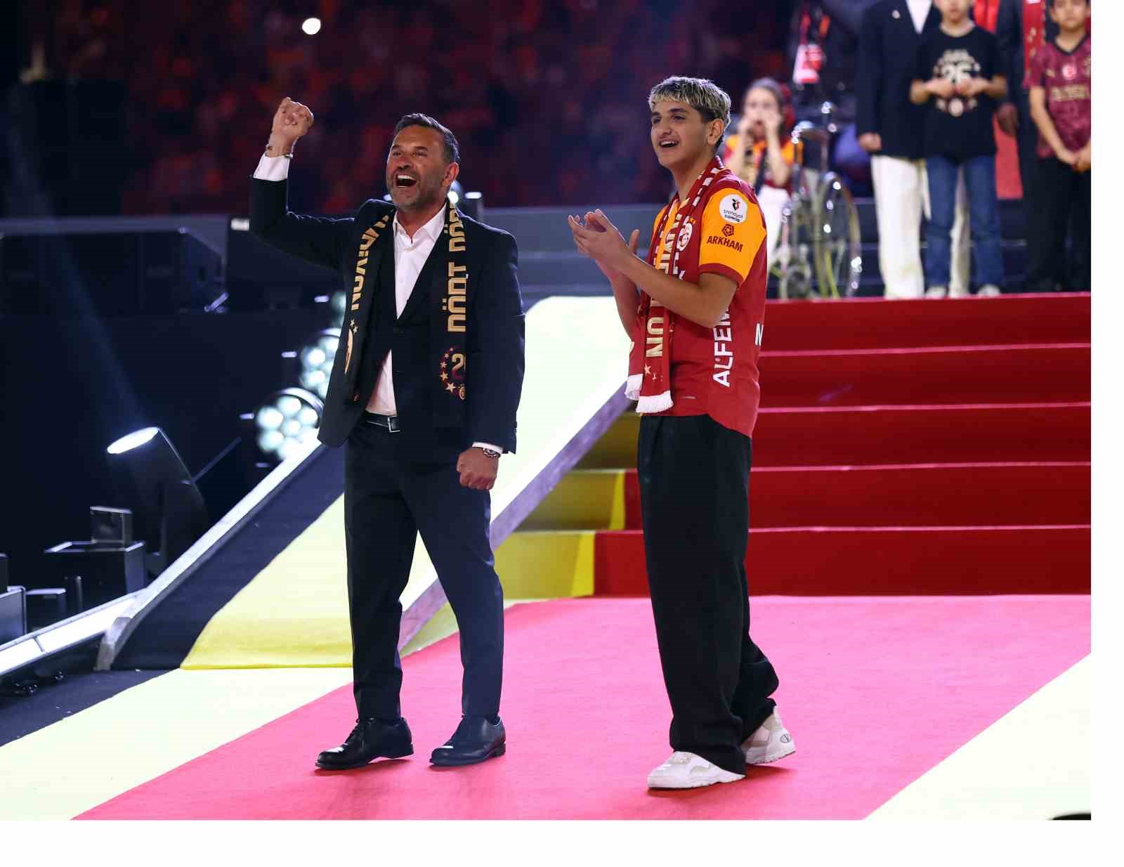 Şampiyon Galatasaray kupasını aldı 6 sampiyon galatasaray kupasini aldi 2 3g2rKqd4