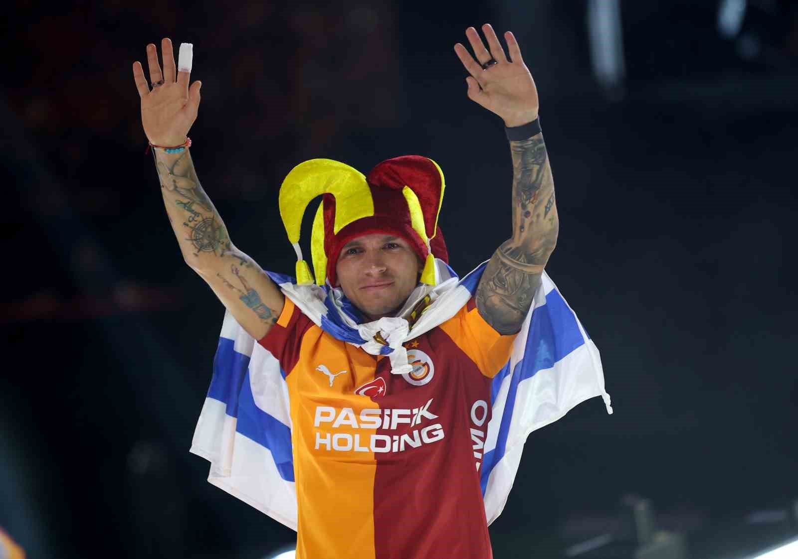 Şampiyon Galatasaray kupasını aldı 24 sampiyon galatasaray kupasini aldi 20 1X1WR1uu