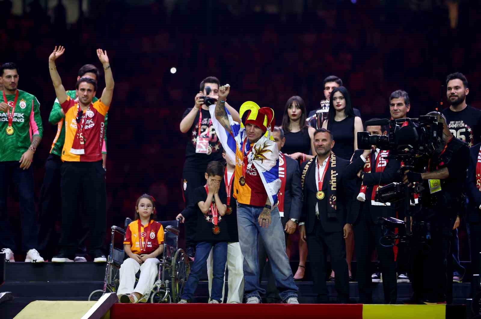 Şampiyon Galatasaray kupasını aldı 26 sampiyon galatasaray kupasini aldi 22 Hsr2LdLc