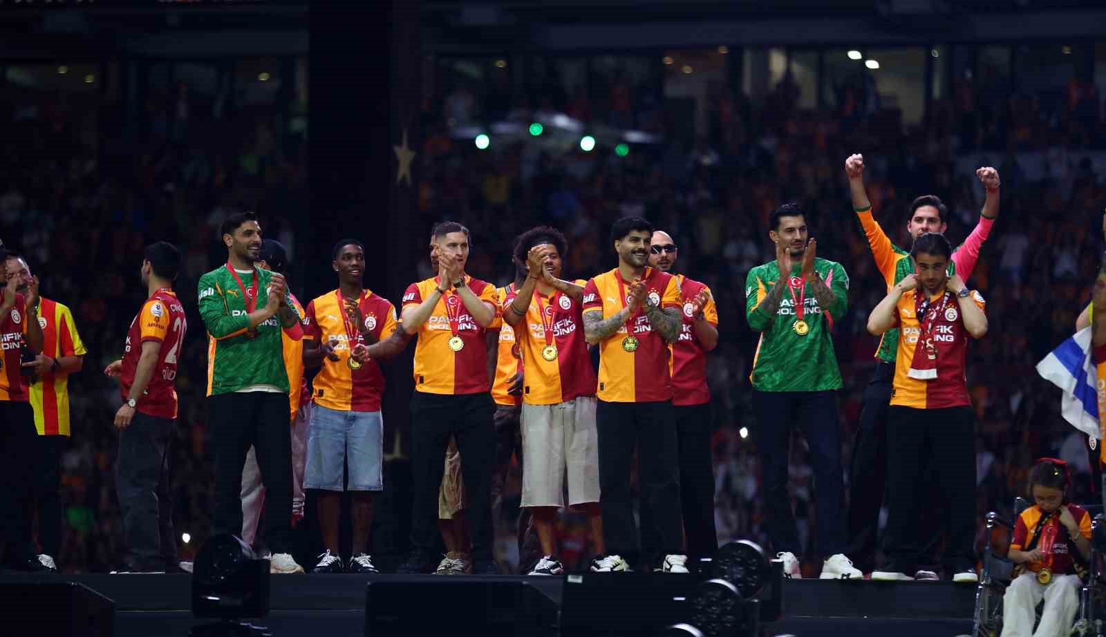 Şampiyon Galatasaray kupasını aldı 27 sampiyon galatasaray kupasini aldi 23 bgDwH9bZ