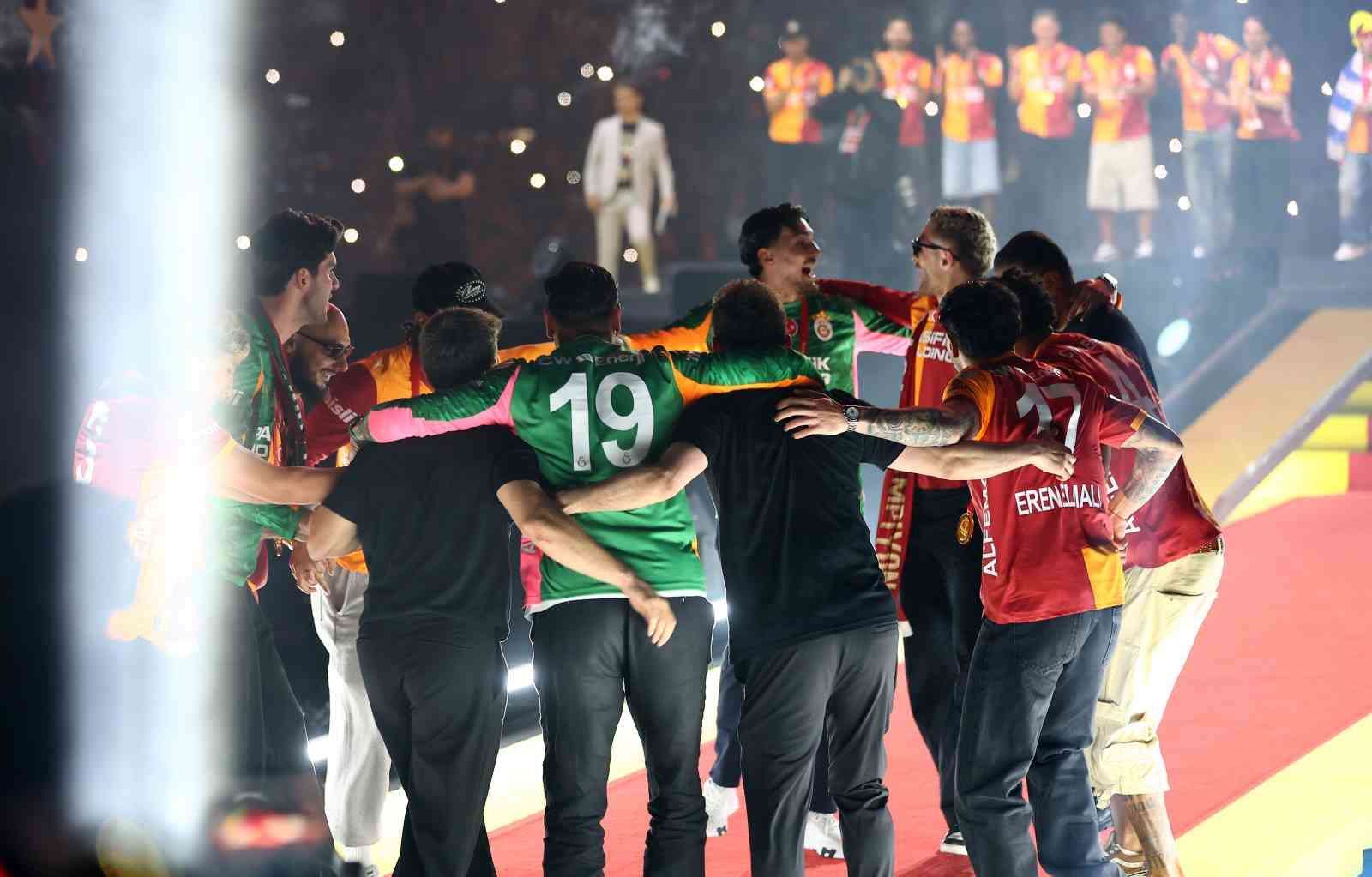 Şampiyon Galatasaray kupasını aldı 29 sampiyon galatasaray kupasini aldi 25 ke3v811C