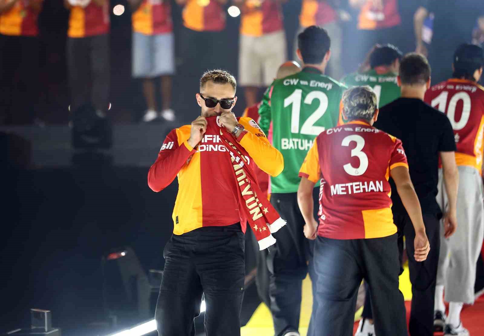 Şampiyon Galatasaray kupasını aldı 30 sampiyon galatasaray kupasini aldi 26 JqeCkFMl