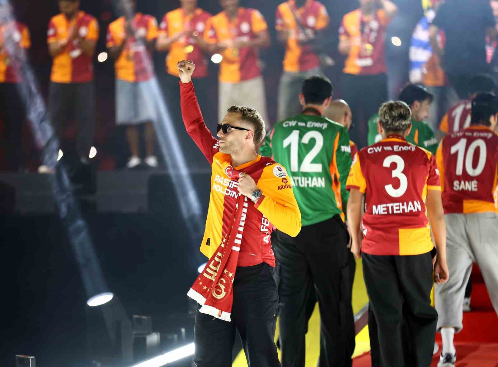 Şampiyon Galatasaray kupasını aldı 31 sampiyon galatasaray kupasini aldi 27 nMMnWNdl