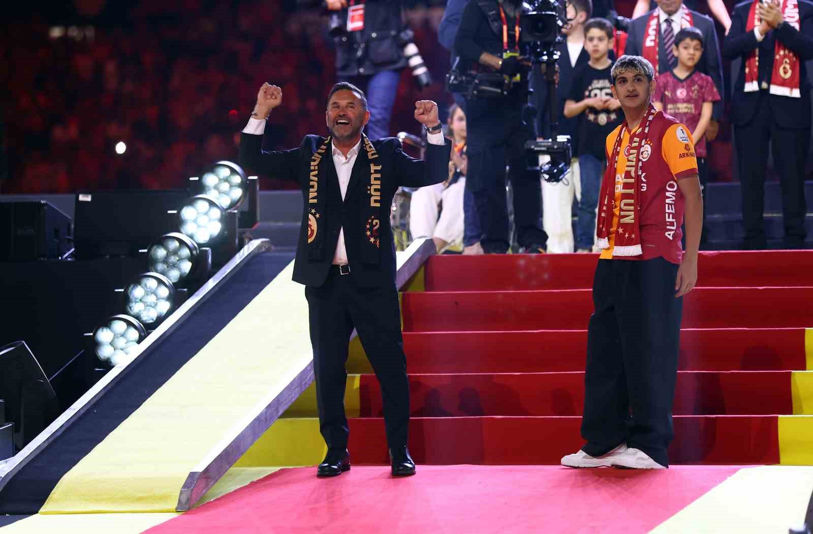 Şampiyon Galatasaray kupasını aldı 7 sampiyon galatasaray kupasini aldi 3