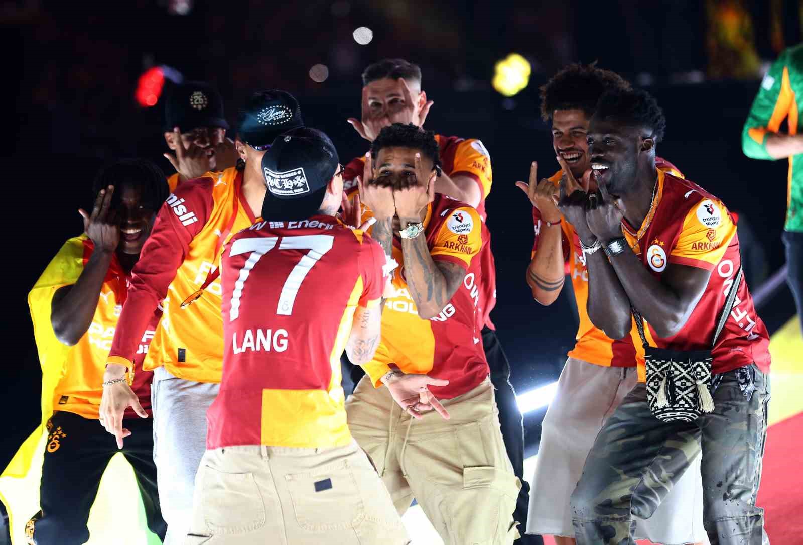 Şampiyon Galatasaray kupasını aldı 34 sampiyon galatasaray kupasini aldi 30 rgscR6qG
