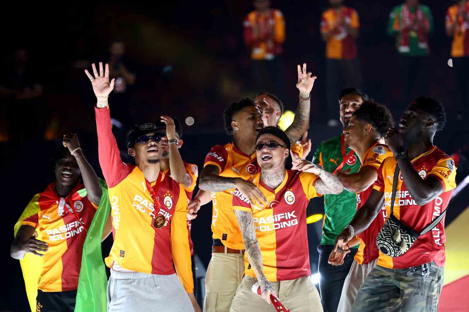 Şampiyon Galatasaray kupasını aldı 35 sampiyon galatasaray kupasini aldi 31 4BtMg975