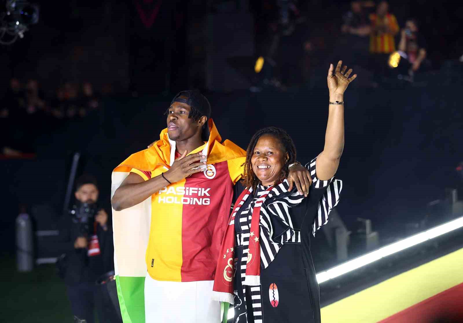 Şampiyon Galatasaray kupasını aldı 37 sampiyon galatasaray kupasini aldi 33 piZ3YWzY