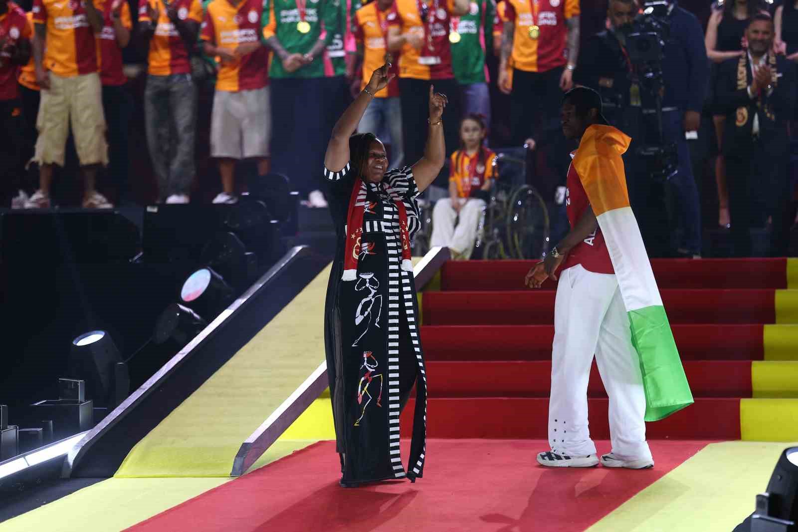 Şampiyon Galatasaray kupasını aldı 38 sampiyon galatasaray kupasini aldi 34 SL7zvpV2