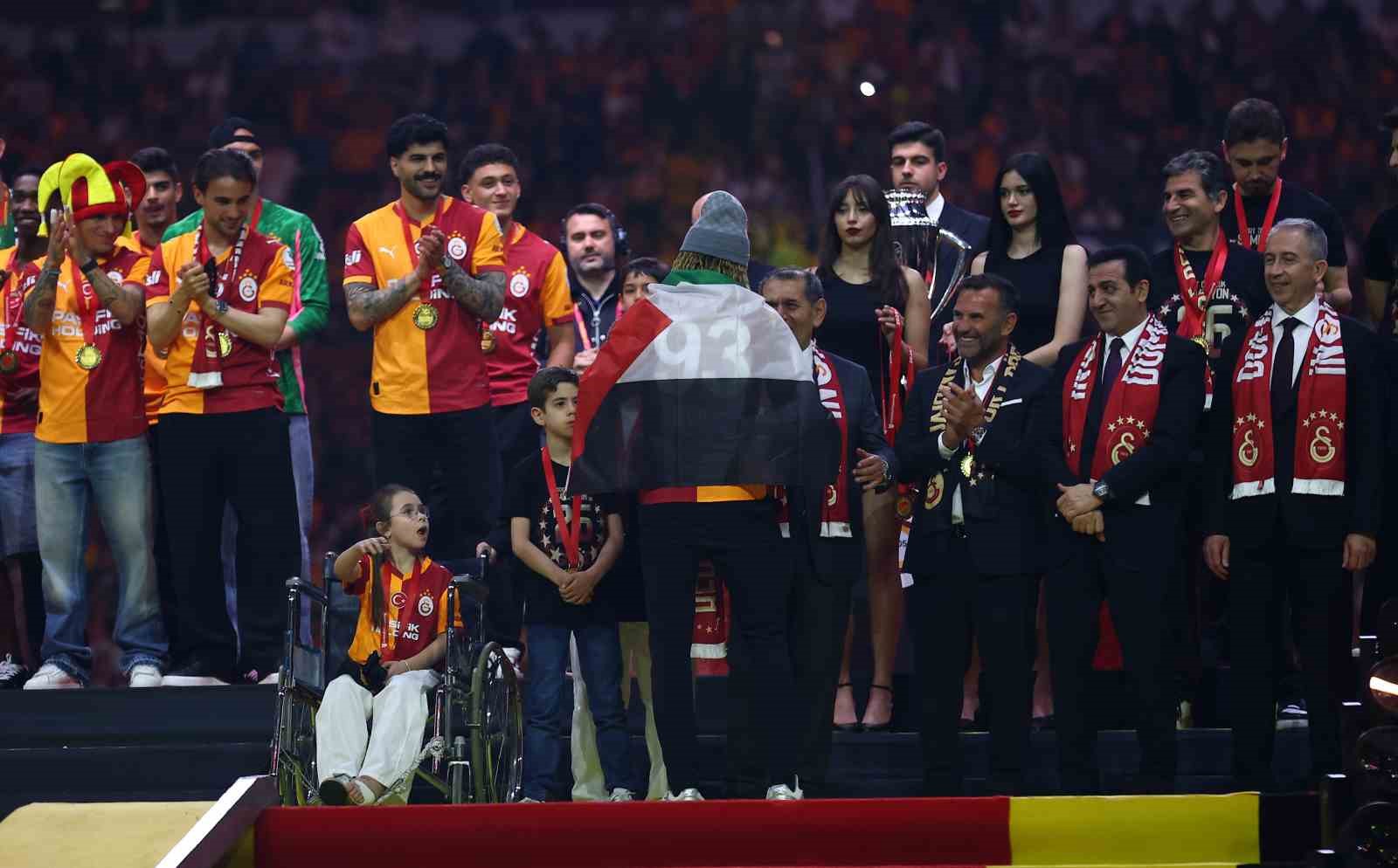 Şampiyon Galatasaray kupasını aldı 39 sampiyon galatasaray kupasini aldi 35 vzFhUNVL