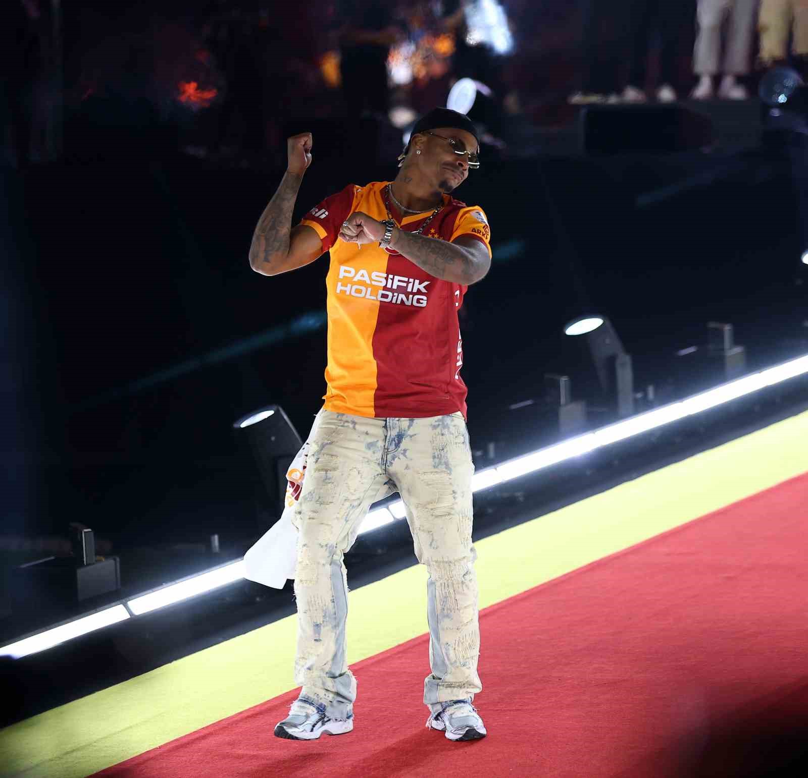 Şampiyon Galatasaray kupasını aldı 41 sampiyon galatasaray kupasini aldi 37 MQTtS8y8