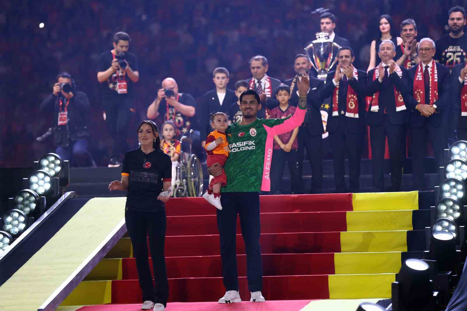 Şampiyon Galatasaray kupasını aldı 8 sampiyon galatasaray kupasini aldi 4 Kg6jAfSO