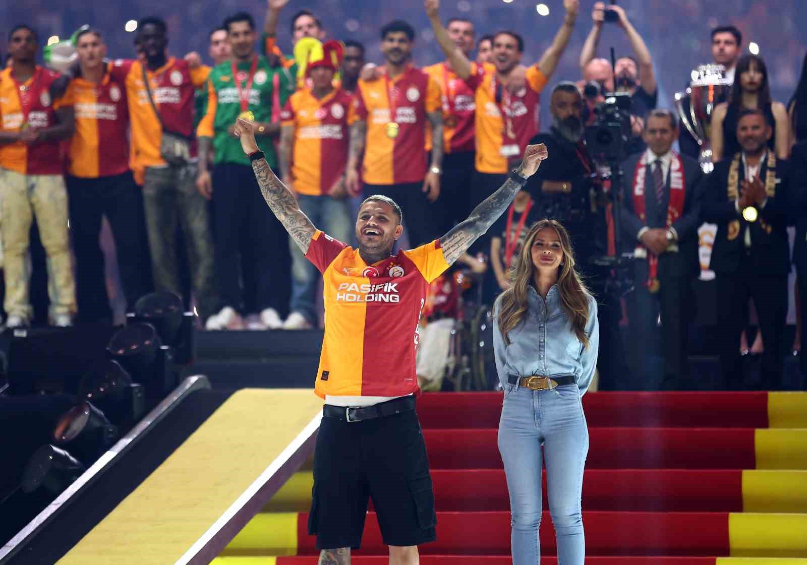 Şampiyon Galatasaray kupasını aldı 54 sampiyon galatasaray kupasini aldi 50 Oslj3mL3