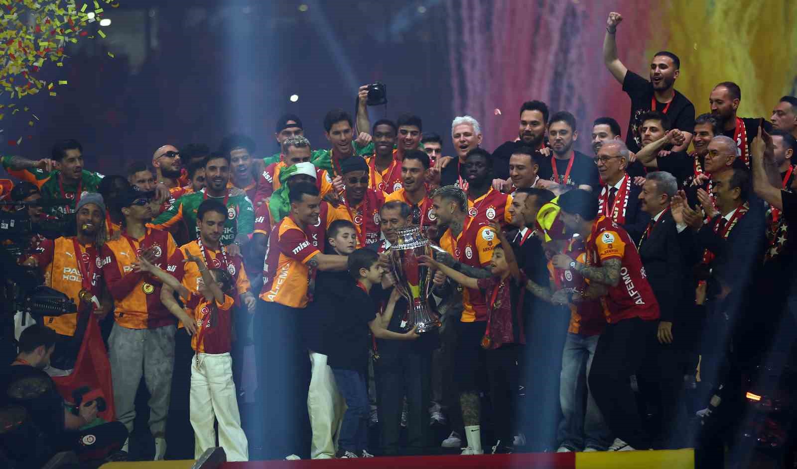 Şampiyon Galatasaray kupasını aldı 57 sampiyon galatasaray kupasini aldi 53 CLW1lTY1