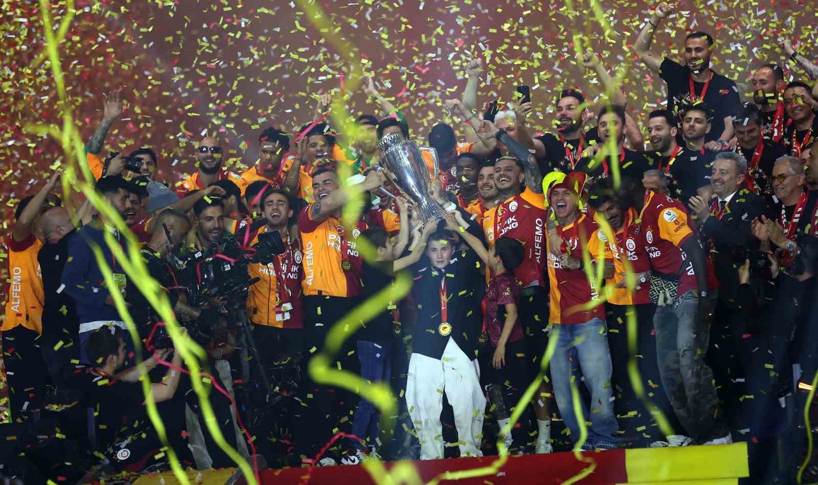 Şampiyon Galatasaray kupasını aldı 58 sampiyon galatasaray kupasini aldi 54 ziEwZMsi