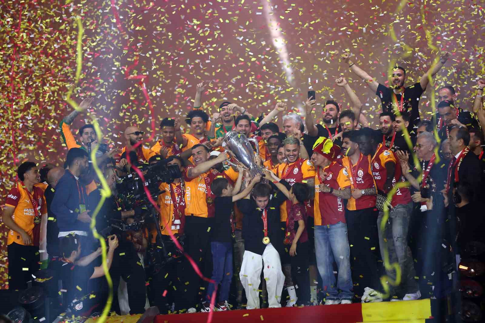 Şampiyon Galatasaray kupasını aldı 59 sampiyon galatasaray kupasini aldi 55 8IR5gcSV