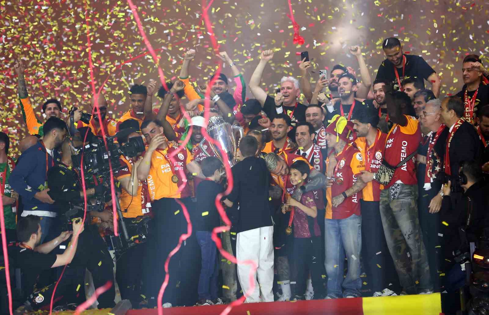 Şampiyon Galatasaray kupasını aldı 60 sampiyon galatasaray kupasini aldi 56 iyvaLETr