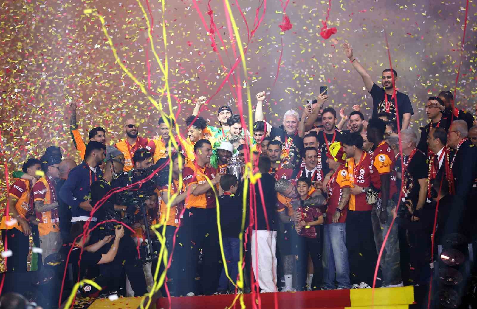 Şampiyon Galatasaray kupasını aldı 61 sampiyon galatasaray kupasini aldi 57 XdMCyYub