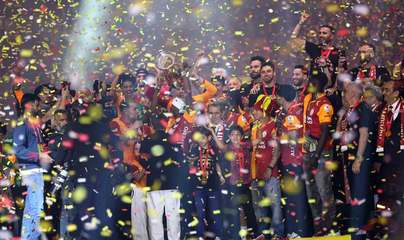 Şampiyon Galatasaray kupasını aldı 62 sampiyon galatasaray kupasini aldi 58 lUCAJike