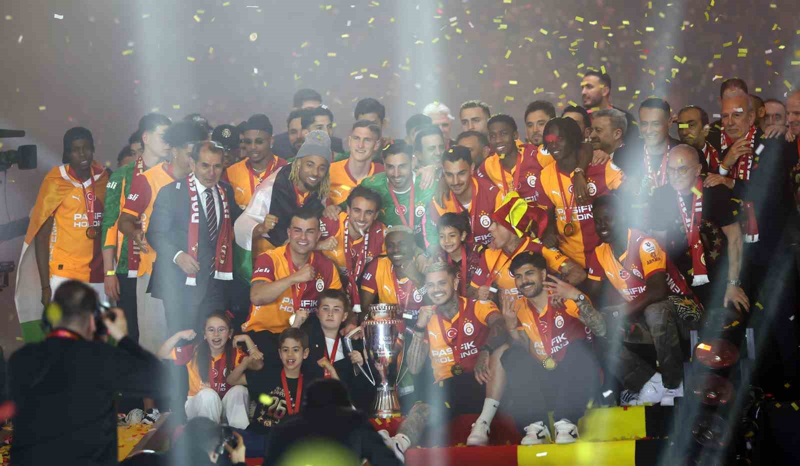 Şampiyon Galatasaray kupasını aldı 63 sampiyon galatasaray kupasini aldi 59 LTilhd6w
