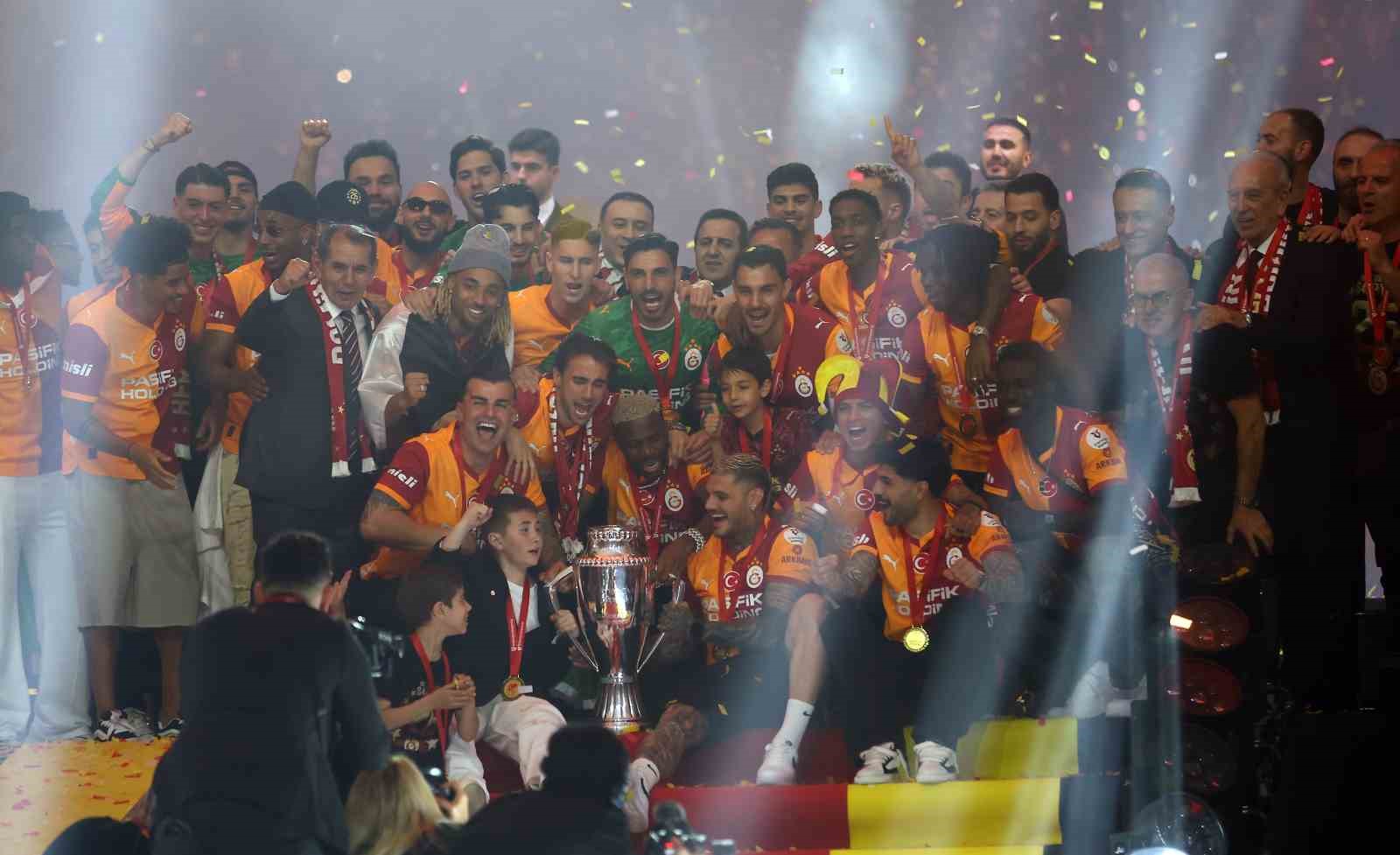Şampiyon Galatasaray kupasını aldı 64 sampiyon galatasaray kupasini aldi 60 Rd6vudwz