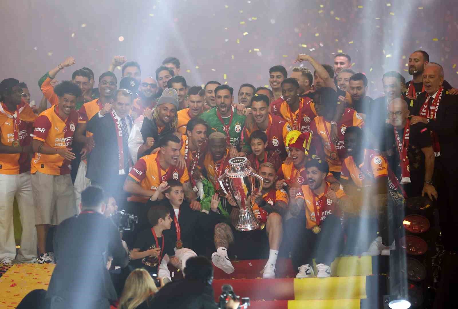 Şampiyon Galatasaray kupasını aldı 65 sampiyon galatasaray kupasini aldi 61 FYc1Emi4