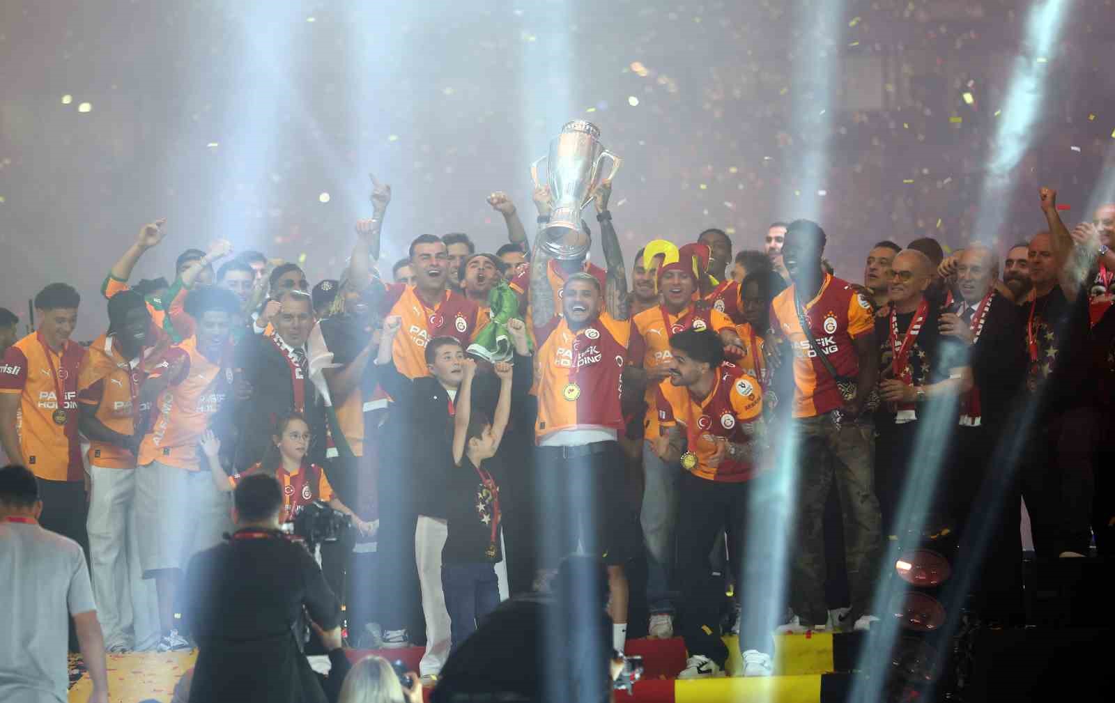 Şampiyon Galatasaray kupasını aldı 66 sampiyon galatasaray kupasini aldi 62 Hz1OMQNB