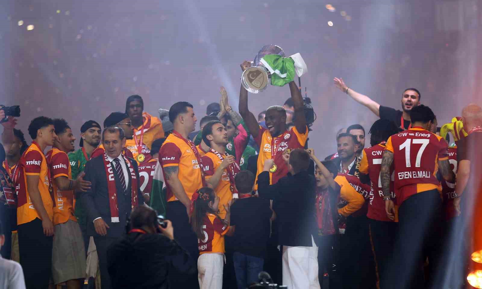 Şampiyon Galatasaray kupasını aldı 67 sampiyon galatasaray kupasini aldi 63 RSRcBgut