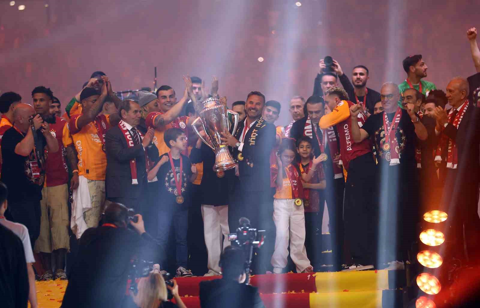 Şampiyon Galatasaray kupasını aldı 68 sampiyon galatasaray kupasini aldi 64 HaztBYHB