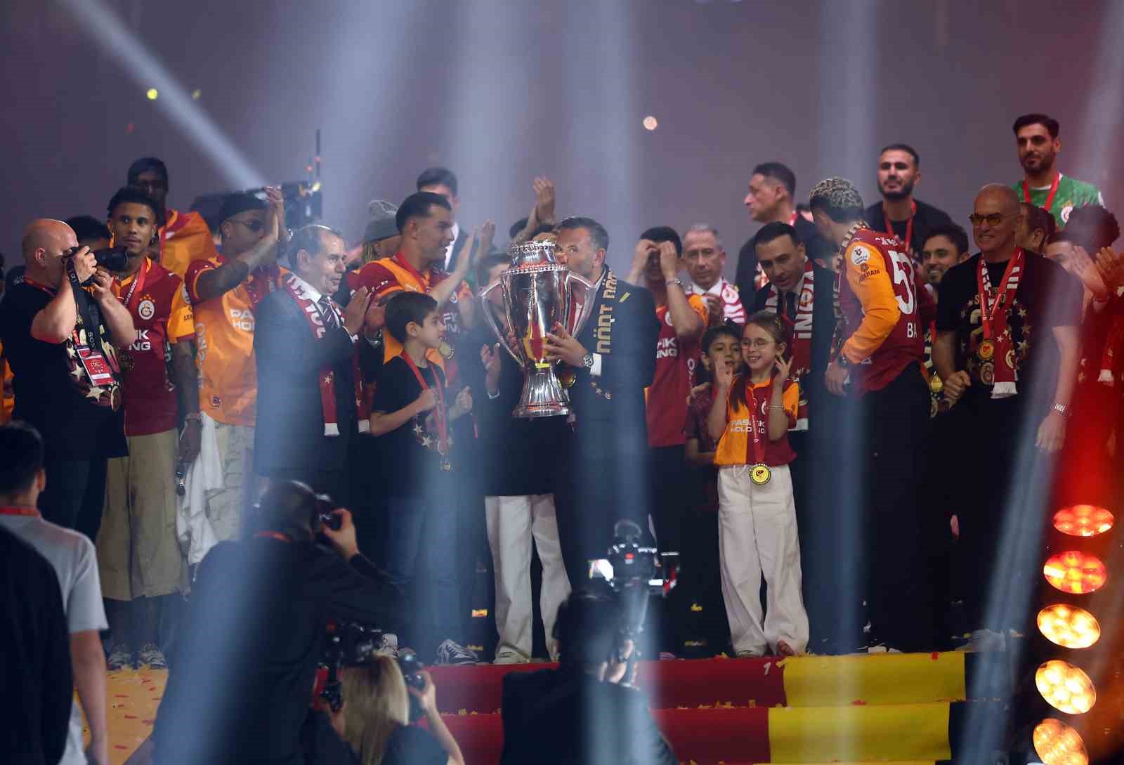 Şampiyon Galatasaray kupasını aldı 69 sampiyon galatasaray kupasini aldi 65 cXtINjLa