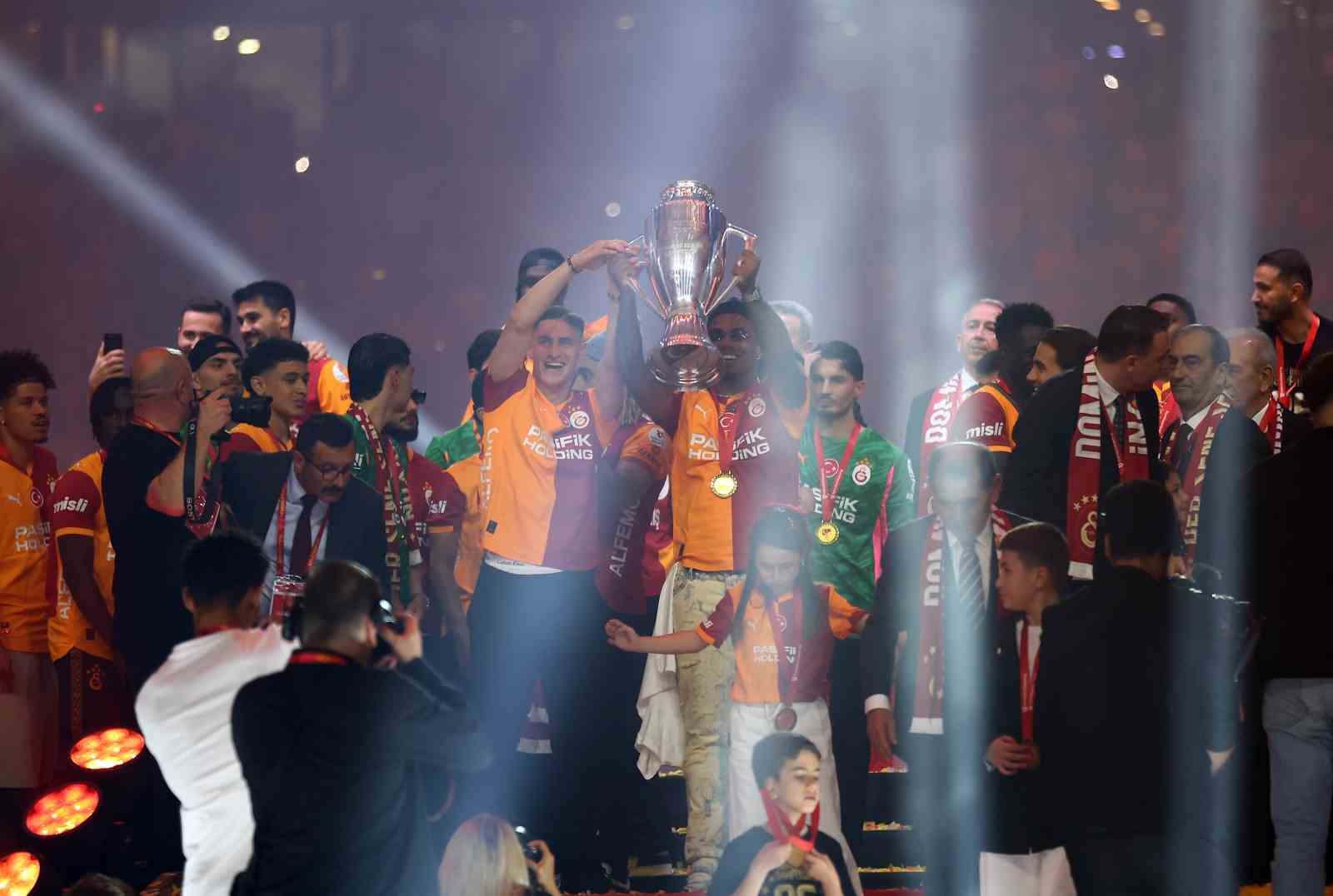 Şampiyon Galatasaray kupasını aldı 71 sampiyon galatasaray kupasini aldi 67