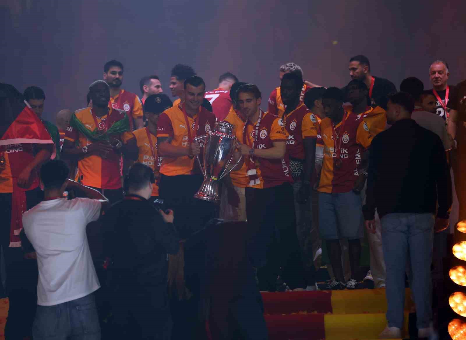 Şampiyon Galatasaray kupasını aldı 72 sampiyon galatasaray kupasini aldi 68 154ta7EE