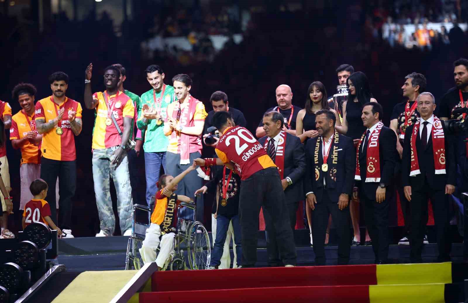 Şampiyon Galatasaray kupasını aldı 74 sampiyon galatasaray kupasini aldi 70 PjOMfUKO