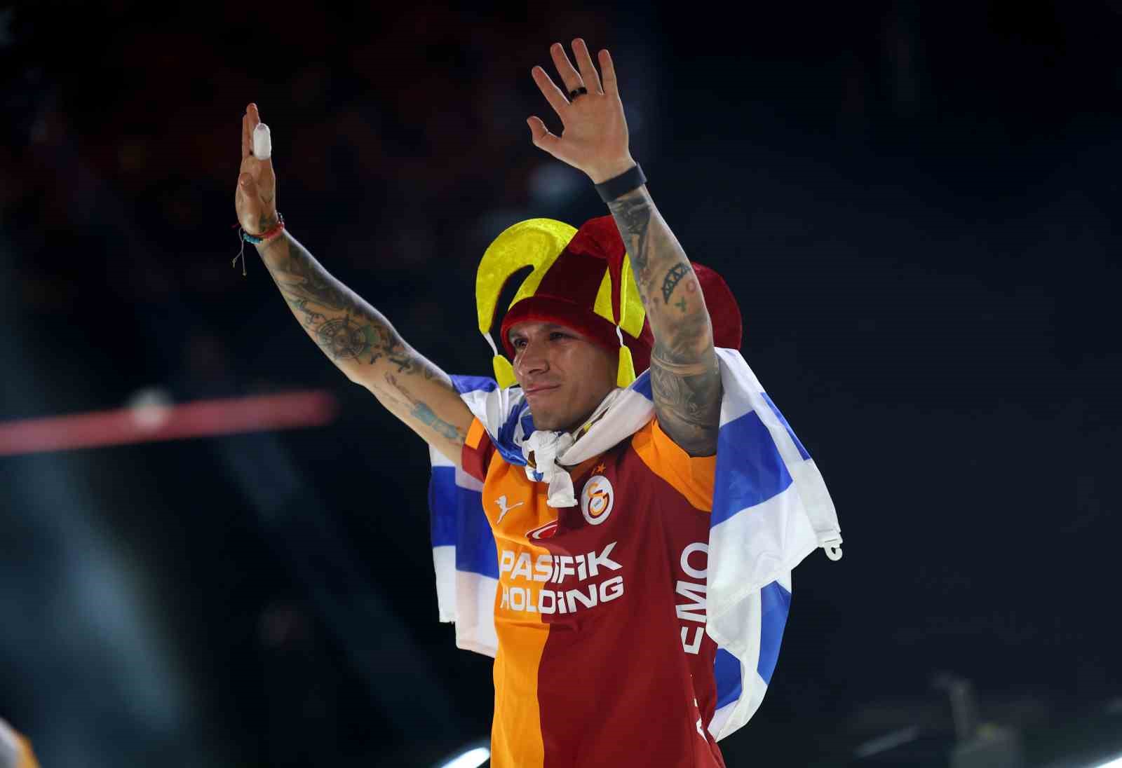 Şampiyon Galatasaray kupasını aldı 75 sampiyon galatasaray kupasini aldi 71 AeXmONDV