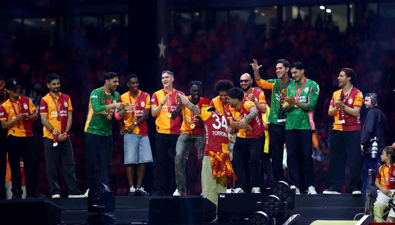 Şampiyon Galatasaray kupasını aldı 77 sampiyon galatasaray kupasini aldi 73 jAZjmPO9