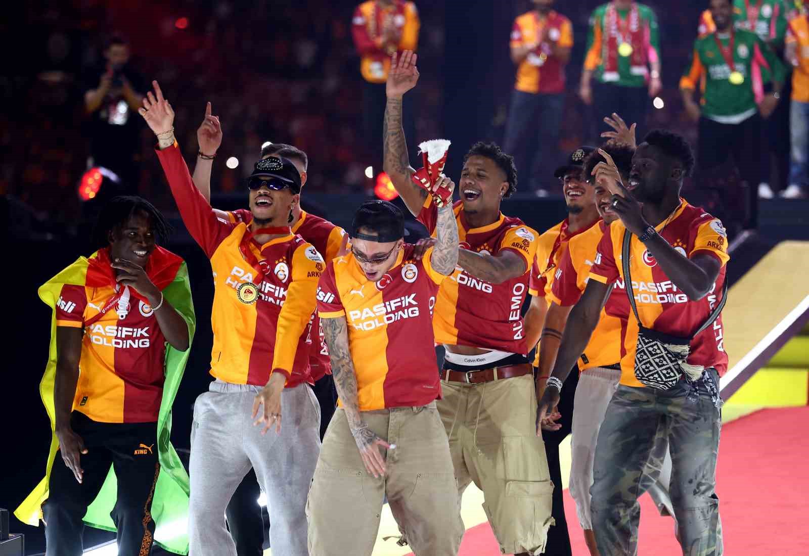 Şampiyon Galatasaray kupasını aldı 78 sampiyon galatasaray kupasini aldi 74 aDMfNQzU