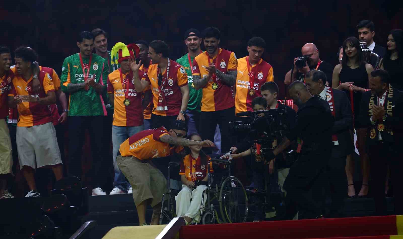 Şampiyon Galatasaray kupasını aldı 79 sampiyon galatasaray kupasini aldi 75 ea8rMZgs