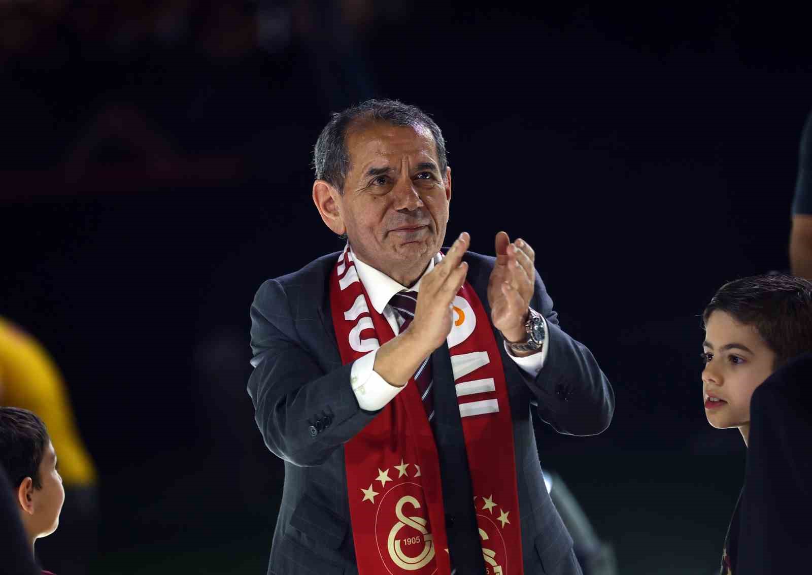 Şampiyon Galatasaray kupasını aldı 83 sampiyon galatasaray kupasini aldi 79 sjfktg1B
