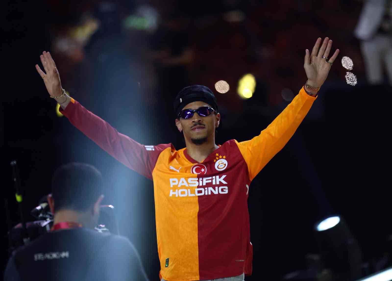 Şampiyon Galatasaray kupasını aldı 12 sampiyon galatasaray kupasini aldi 8