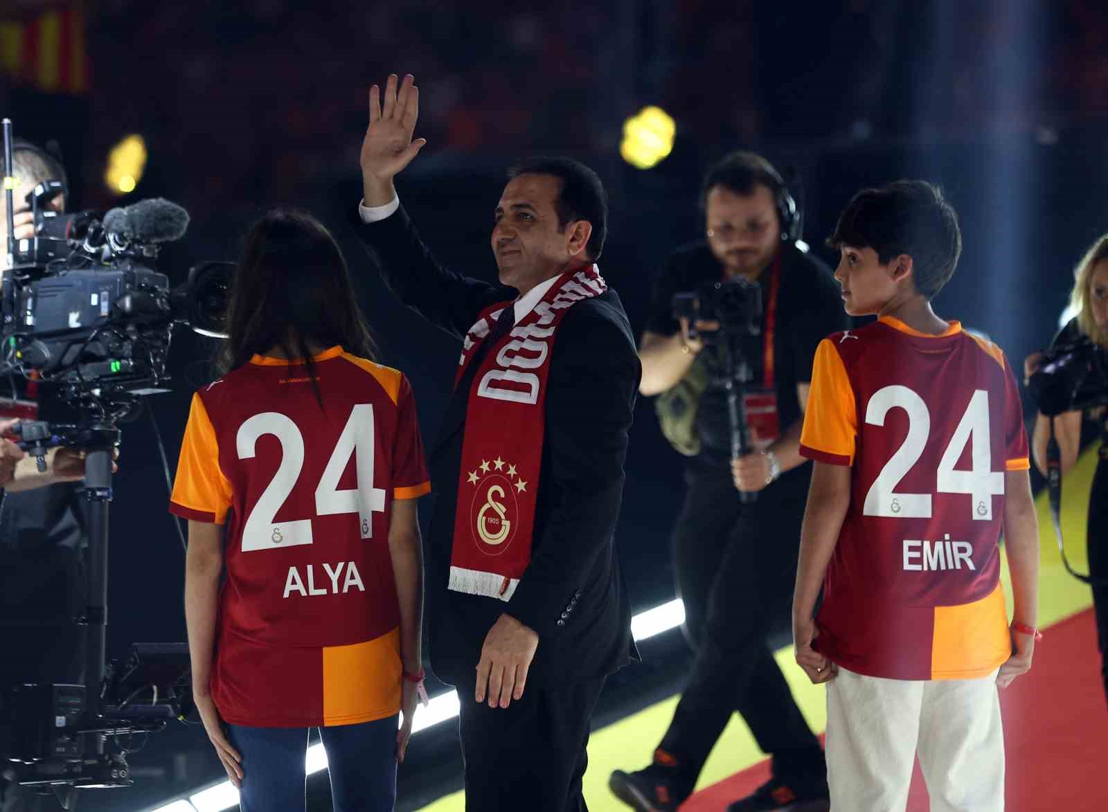 Şampiyon Galatasaray kupasını aldı 84 sampiyon galatasaray kupasini aldi 80