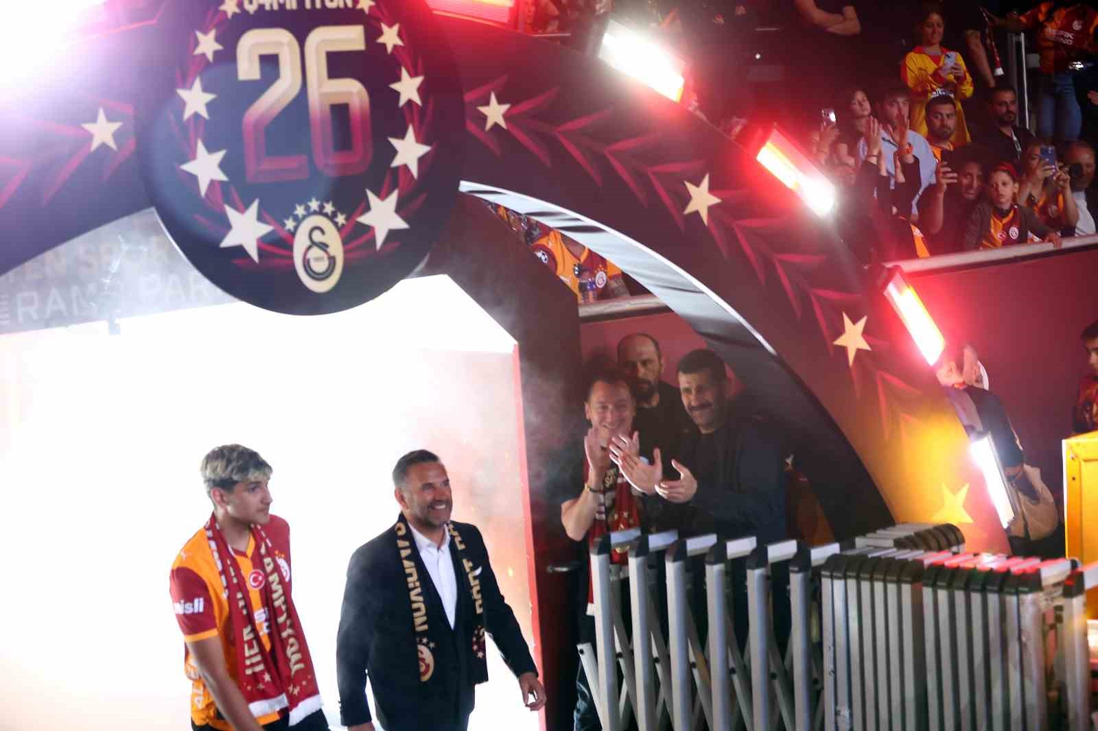 Şampiyon Galatasaray kupasını aldı 85 sampiyon galatasaray kupasini aldi 81 RJjfSGht