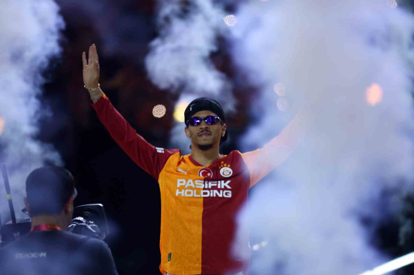 Şampiyon Galatasaray kupasını aldı 13 sampiyon galatasaray kupasini aldi 9 wZ7Uubu9