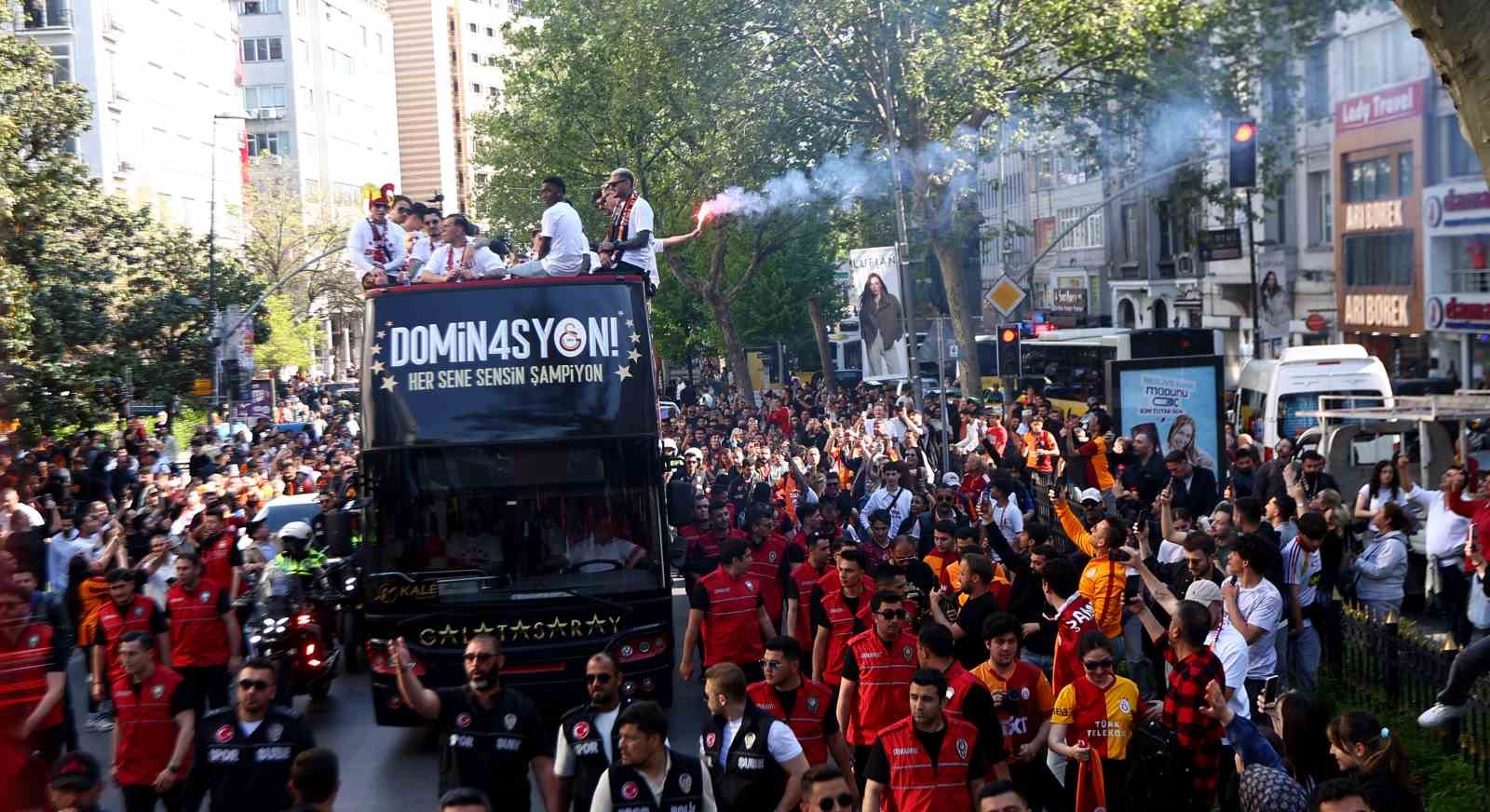 sampiyon galatasaray ustu acik otobusle sehir turu atti 0 inMHPzaz