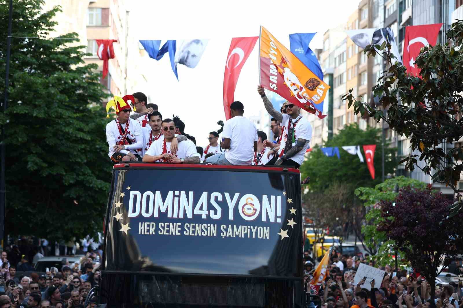 sampiyon galatasaray ustu acik otobusle sehir turu atti 1 fQOatBVq
