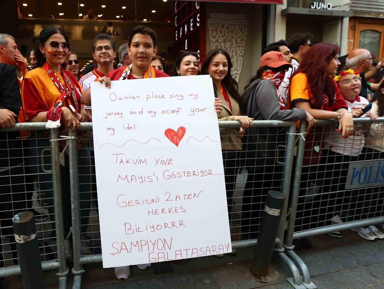sampiyon galatasaray ustu acik otobusle sehir turu atti 10 Kwirjyhq