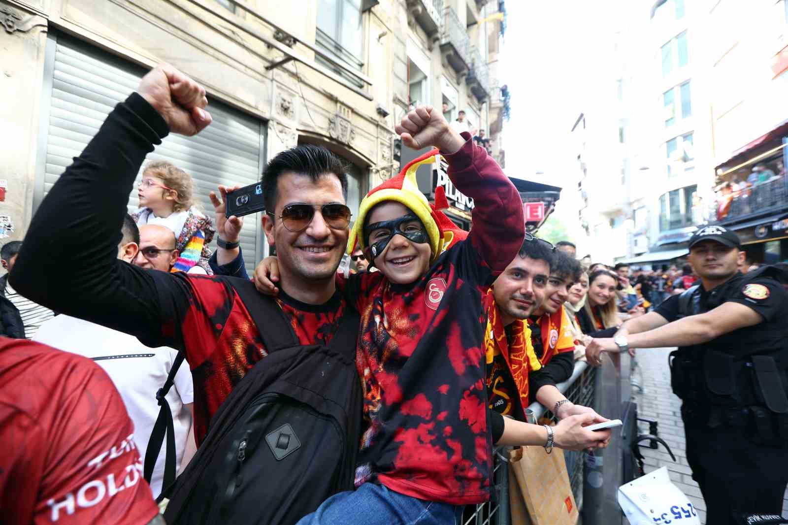 sampiyon galatasaray ustu acik otobusle sehir turu atti 11 TO9MONQ1